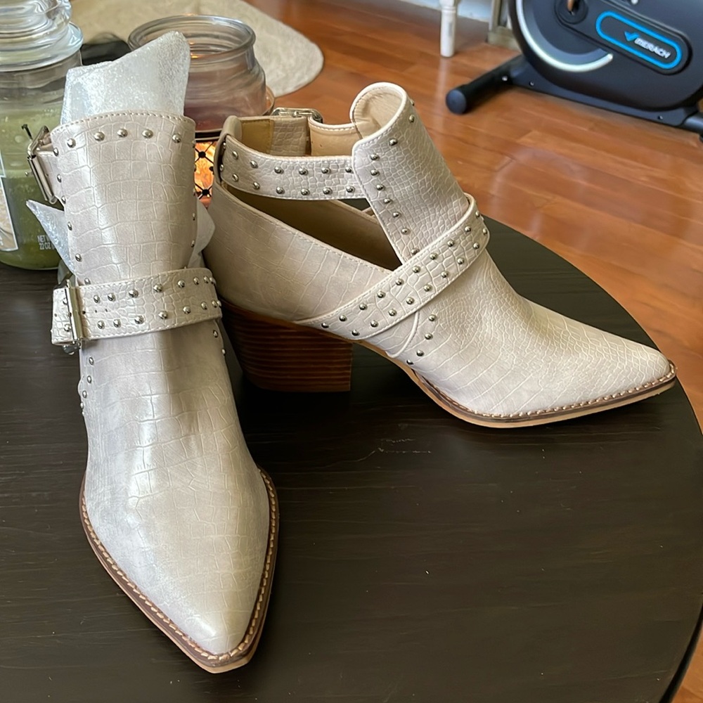 New Buckle Emmecroco Gry, faux croc silver stud/buckle booties-pointed toe